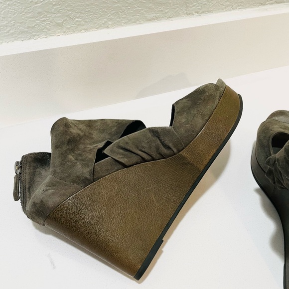 Eileen Fisher Draw Suede Platform Wedge Sandal with Dust Bag - Picture 9 of 16